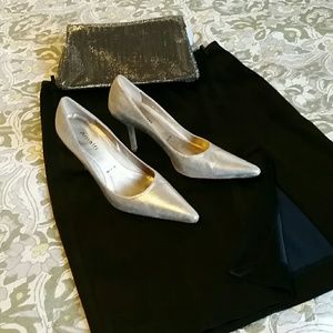 Gold "Mad Men" style pumps